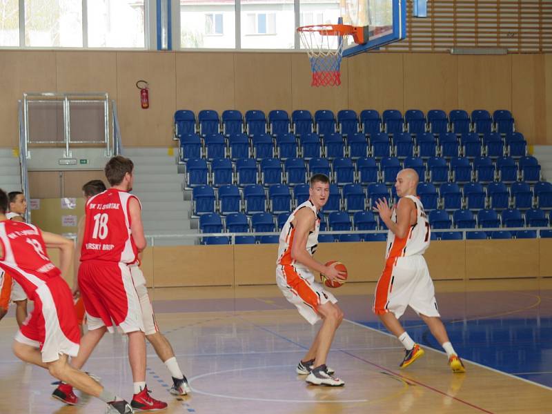 Basketbalisté Havířova (v bílém) doma dvakrát vyhráli.