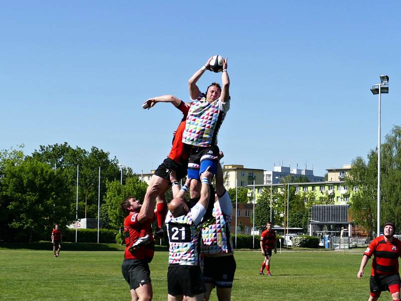 Ragbyové derby zvládli vítězně havířovští hráči (v bílém).