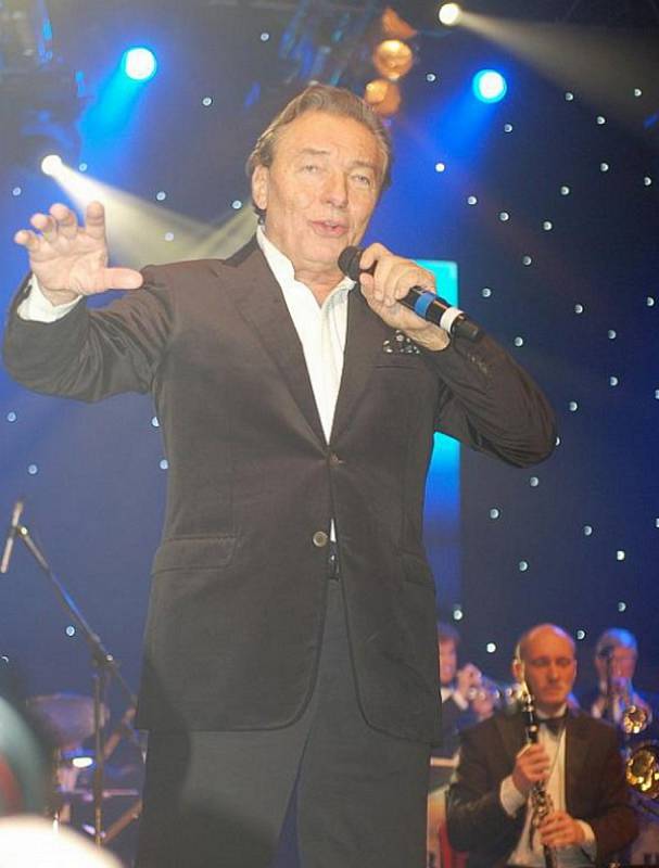 Karel Gott při koncertu 5.11. 2009 v Karviné .