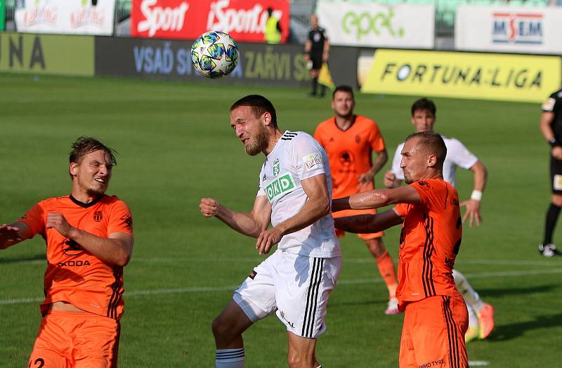 Z utkání posledního kola základní části Karviná - Mladá Boleslav (v oranžovém).