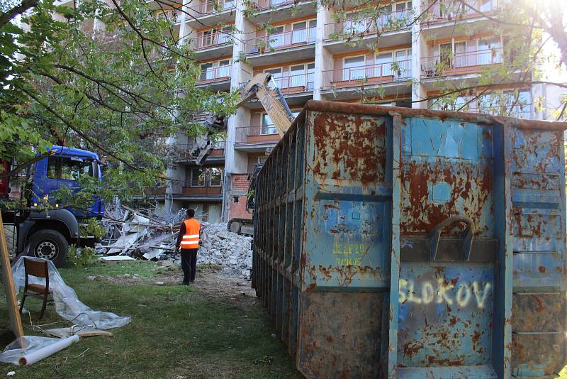 Demolice, pak rekonstrukce. Rekonstrukce ubytovny Kosmos, září 2018.