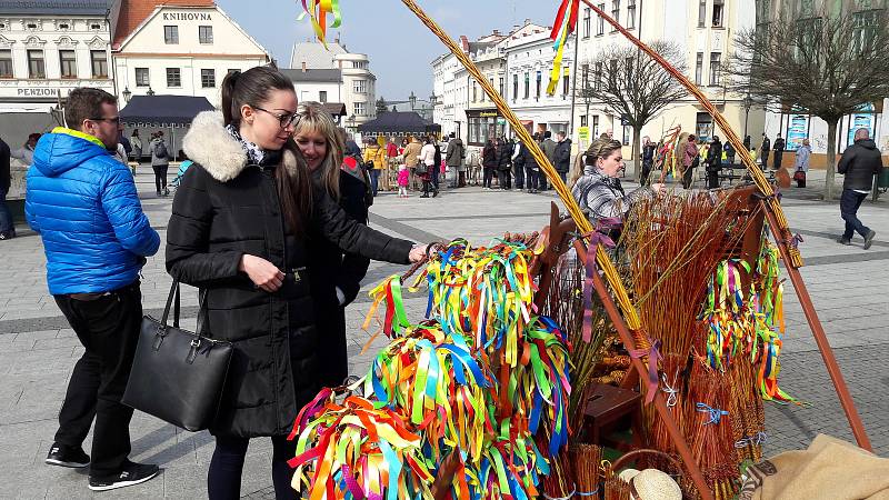 Na Masarykově náměstí v Karviné začal ve středu ráno dvoudenní velikonoční jarmark. Na oba dny je připraven bohatý kulturní program ukázky šikovné práce lidových řemeslníků i úžasné výkony pouličních artistů, třeba kejklířů, žonglérů nebo flašinetáře. Nec