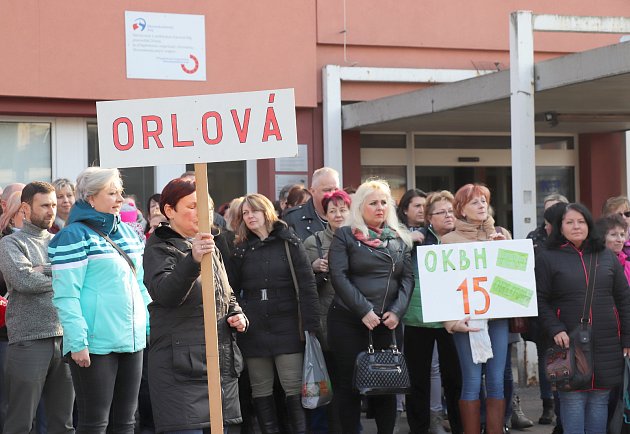 Orlovští zdravotníci se v úterý odpoledne sešlo před svým špitálem a dávali zde najevo svůj názor na plánovaný přesun lůžkových oddělení do karvinské nemocnice.