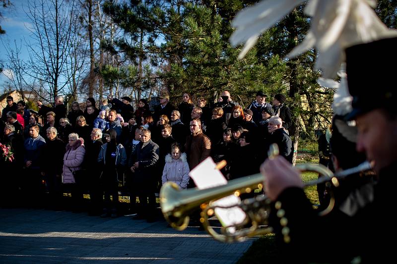 Ve Stonavě se konal pietní akt k uctění památky 13 horníků, kteří před rokem zahynuli v Dole ČSM-Sever při výbuchu metanu. Památku havířů připomíná v centru obce žulový monument ve tvaru slzy, 20. prosince 2019.