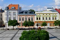 Zrenovované domy na Masarykově náměstí září novotou.