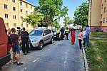 Snímky z ulice v Karviné-Novém Městě, kde sociální pracovníci prováděli v červnu 2023 za asistence strážníků kontrolu v některých bytech.