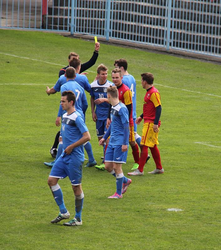 Havířovští fotbalisté (v modrém) zdolali Frýdlant rozdílem dvou branek.