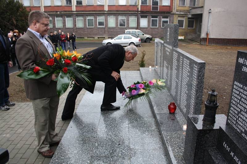 Položení kytic u památníku 108 horníkům, kteří zahynuli při důlním neštěstí 7. července 1961 a také obětem 2. světové války. 
