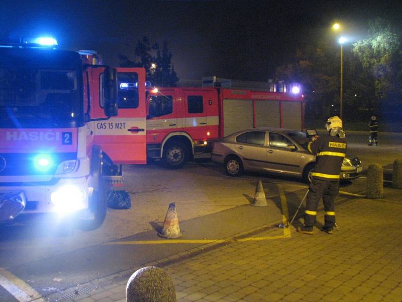 Cvičný noční zásah hasičů při simulovaném úniku čpavku na zimním stadionu. 