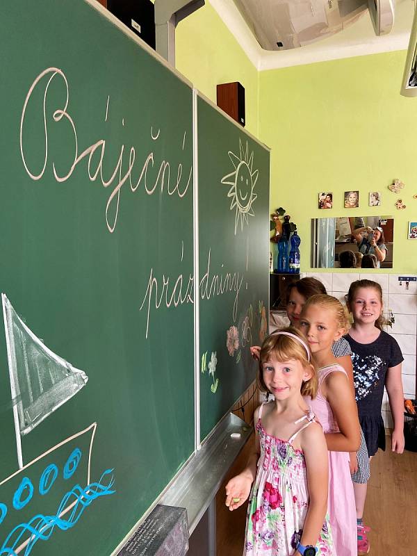 Školáci v Bohumíně dostali vysvědčení a těší se na prázdniny.