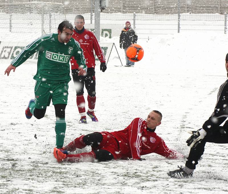 Fotbalisté Karviné (v zeleném) na bílém prašanu zdolali neškodný Třinec 1:0.
