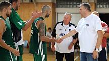 Basketbalisté Karviné (v zeleném) zdolali VŠB Ostrava a skončili na Emil Cupu druzí.