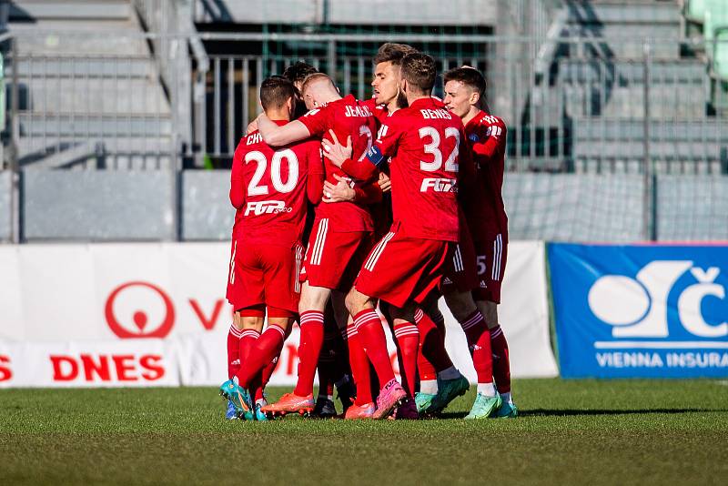 Utkání 25. kola první fotbalové ligy: MFK Karviná - Sigma Olomouc, 13. března 2022 v Karviné. Juraj Chvátal z Olomouce a Vít Beneš z Olomouce.