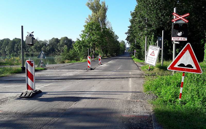 Michálkovická ulice spojující Ostravu-Michálkovice a Rychvald je rozkopaná, opravuje se. Průjezdná je, ale řidiče zbrzdí dva semafory.