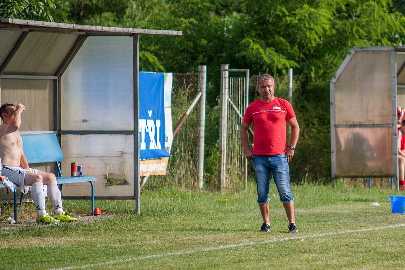 Fotbalisté Slavoje (v bílém) vyprovodili v posledním kole druhý Svinov výsledkem 5:1. I to svědčí o jejich letošní převaze.