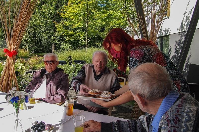 Klienti SeneCura SeniorCentra Havířov si i přes zhoršující se epidemiologickou situaci užili slunečný zářijový den v zahradě a na terase jejich domova.