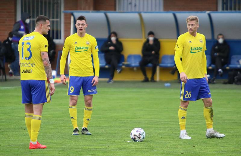 Fotbalisté Karviné (v bílém) vyhráli v nedělním utkání 25. ligového kola ve Zlíně pod novým trenérem Jozefem Weberem 2:1.