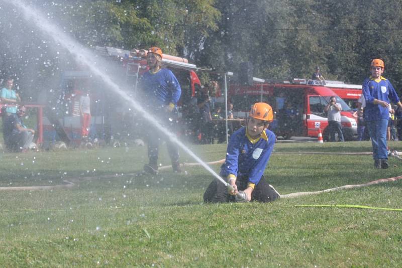 Soutěž mladých hasičů v požárním útoku. 