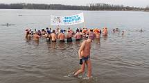Do vod Kališova jezera v Bohumíně-Šunychlu se na Nový rok jako každoročně ponořili otužilci Mnoho jich tradičně jezdí z Polska. Leden 2020. 