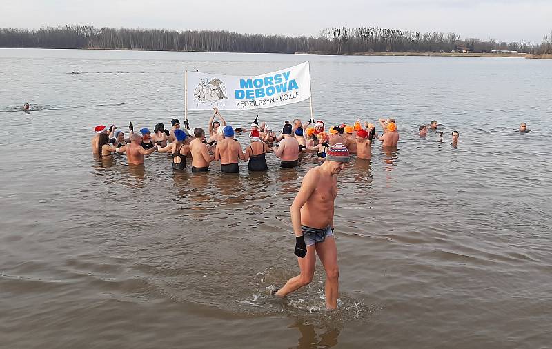 Do vod Kališova jezera v Bohumíně-Šunychlu se na Nový rok jako každoročně ponořili otužilci Mnoho jich tradičně jezdí z Polska. Leden 2020. 