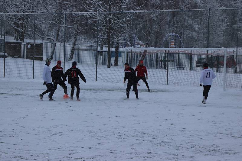 Fotbalisté šesti ze sedmi zúčastněných týmů i přes nepřízeň počasí rozehráli v sobotu 21. ledna 2023 turnaj O pohár starostky města Orlová.