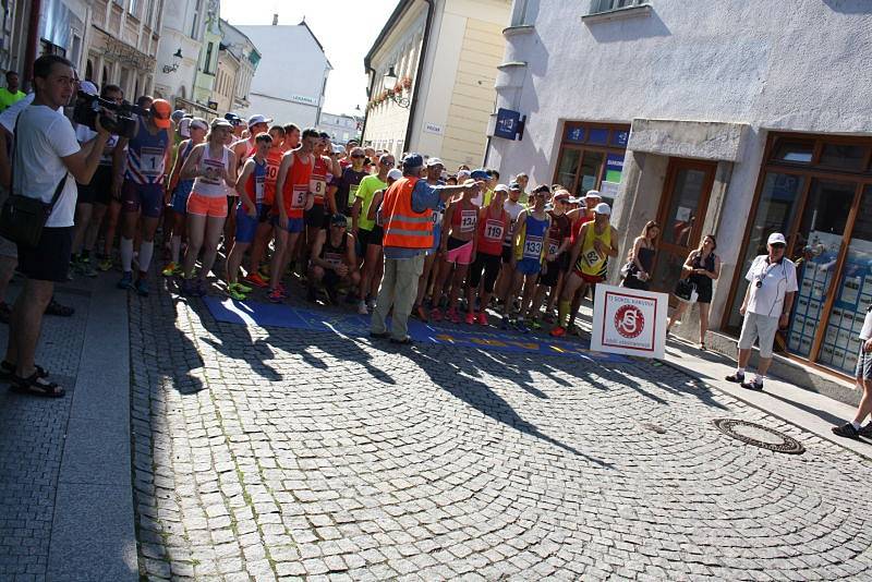 Původem ukrajinská běžkyně Natalila Malaia s číslem 29 a polský závodník Tomász Wrobel s číslem 62 se stali vítězi hlavního desetikilometrového závodu Městského běhu Karvinou, který se v sobotu odpoledne konal v centru města.