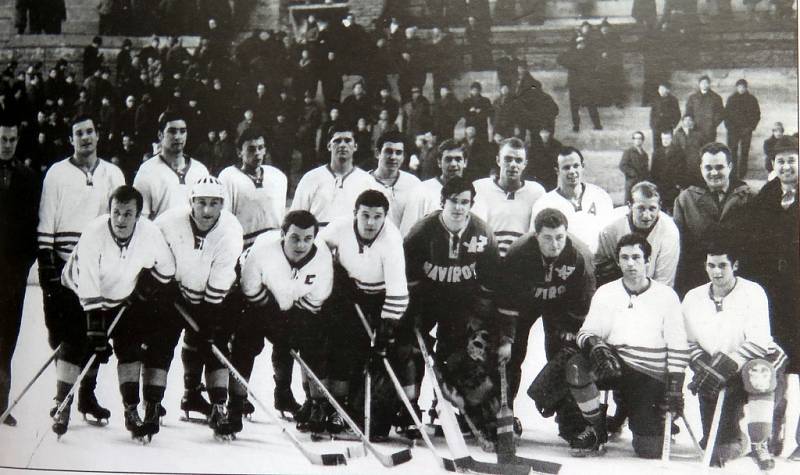 Hokejové mužstvo AZ Havířov v roce 1969.