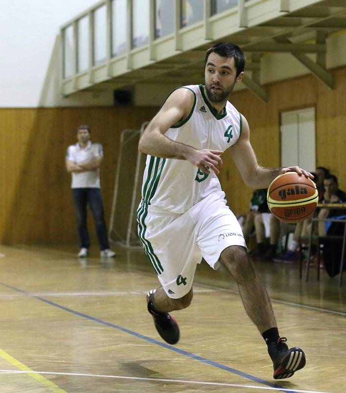 Basketbalisté Karviné (v bílém) zvládli víkend proti těžkým soupeřům z Brna.