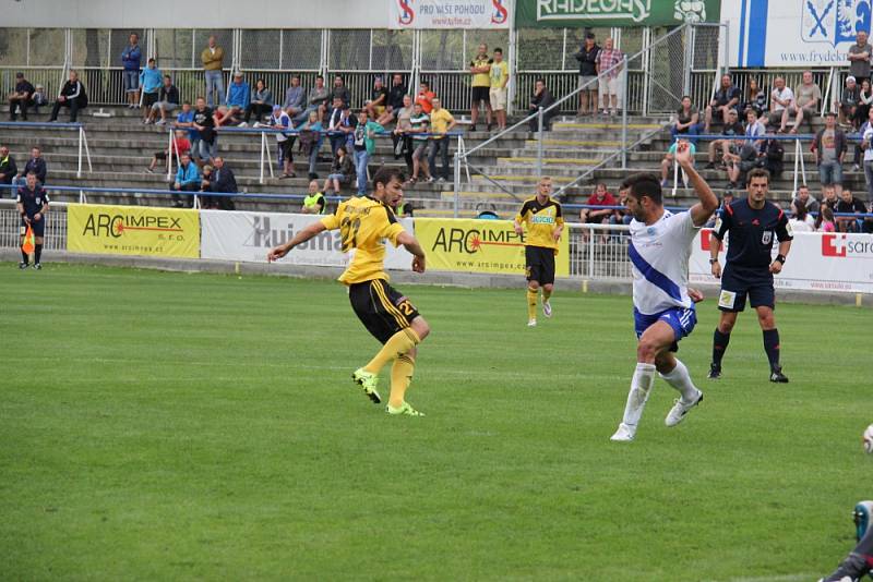 Frýdek-Místek (v bílém) vs. Karviná 0:2.