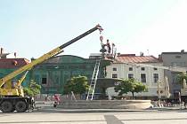 V karviné dělníci demontovali vrchní část litinové kašny na Masarykově náměstí, aby ji mohli restaurátoři opravit.