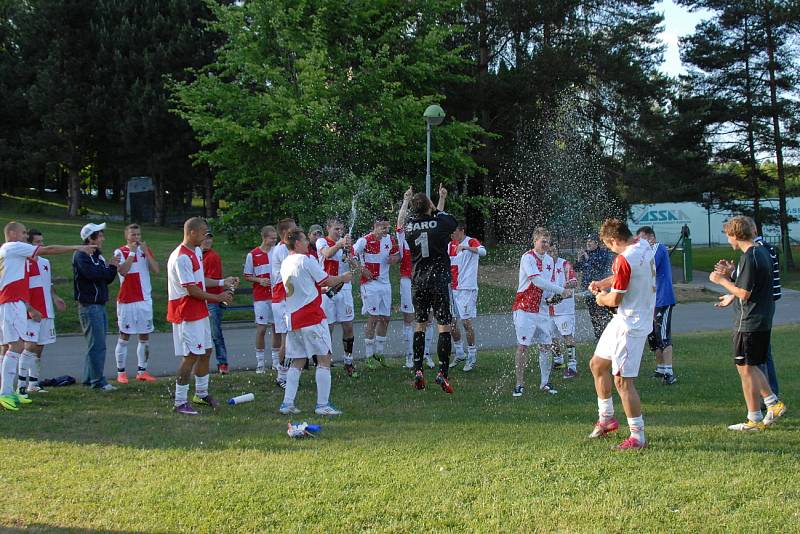 Dokázali to! Orlovští fotbalisté slaví postup do MSFL.