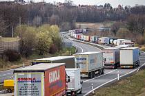 Kolona kamionů na hraničním přechodu mezi Českou republikou a Polskem v Českém Těšíně.