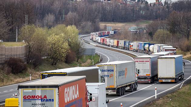 Kolona kamionů na hraničním přechodu mezi Českou republikou a Polskem v Českém Těšíně.