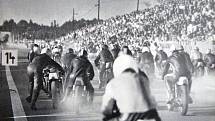 Start populárního motocyklového závodu o Hornický kahanec v roce 1973.