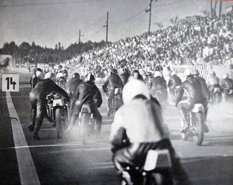 Start populárního motocyklového závodu o Hornický kahanec v roce 1973.