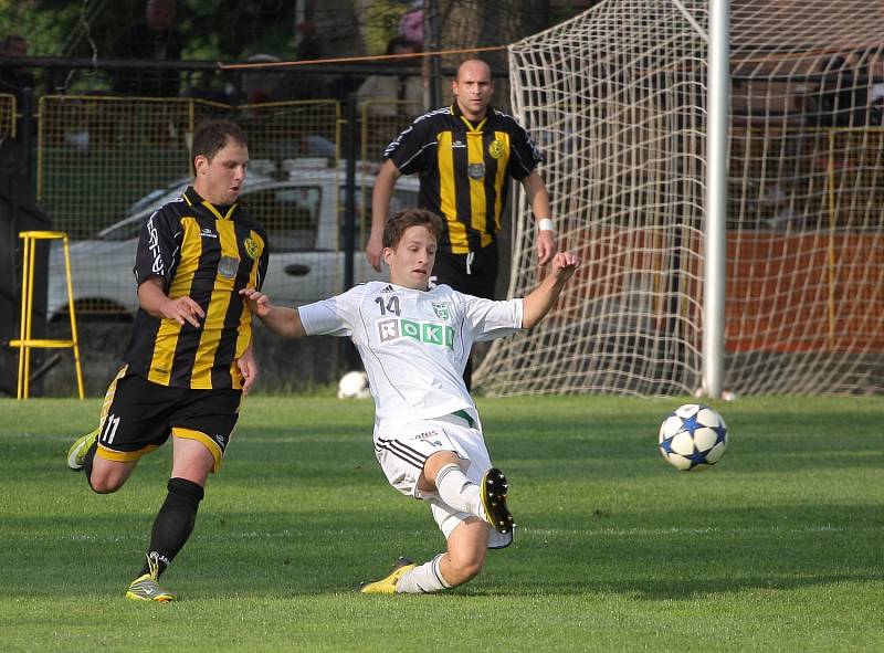 Fotbalové derby mezi Českým Těšínem a Karvinou B (v bílém) bylo vyhrocené.
