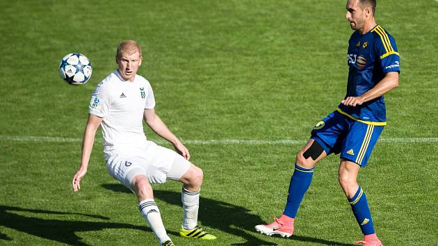 Fotbalisté Karviné (v bílém) získali tři body, když porazili Jihlavu 2:0.