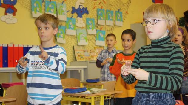 Se znakovou řečí je výuka pro děti zábavnější - Karvinský a havířovský deník