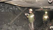Pracující horníky i drahé zařízení chrání mohutné výztuže. Po jejich posunutí se za nimi vše bortí. Dochází k propadům nadloží, vniká v něm napětí a následně otřesy.