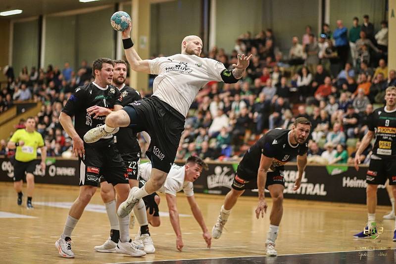 V prvním zápase čtvrtfinále evropského EHF Cupu karvinští házenkáři podlehli doma norskému Runar Sandefjord Elite 31:34.