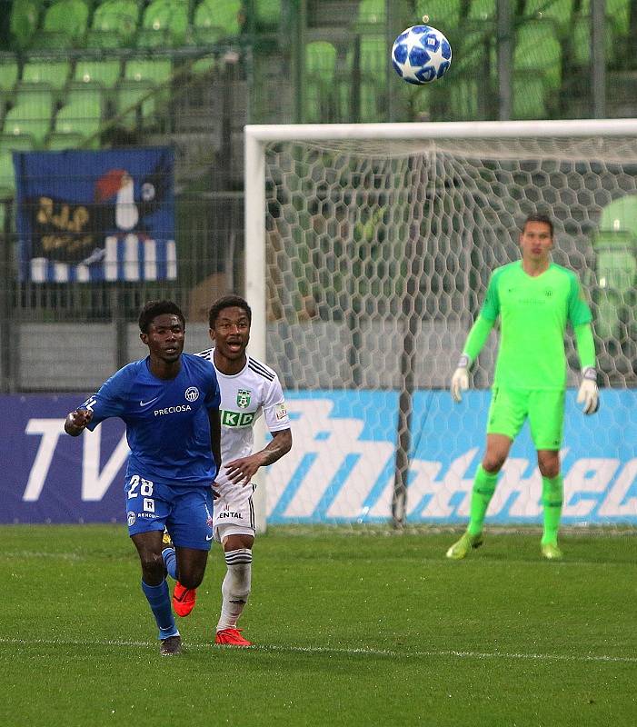 Karvinští fotbalisté (v bílém) zaslouženě porazili Liberec 2:1.