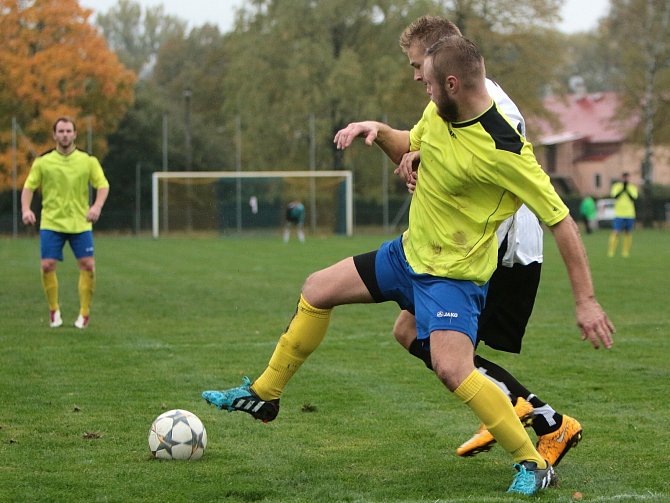 Pavel Šuster (ve žlutém) odehrál stejně jako celý tým Stonavy výtečný zápas.
