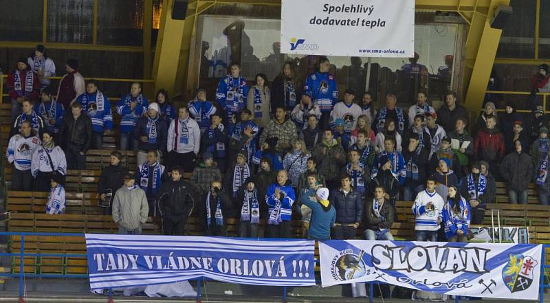 Orlovští hokejisté (v bílém) mají v letošní sezoně ambice postoupit. Snímky z prestižního duelu s SK Karviná.