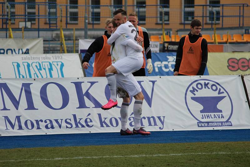 Fotbalisté Karviné (v bílém) dobyli Jihlavu.