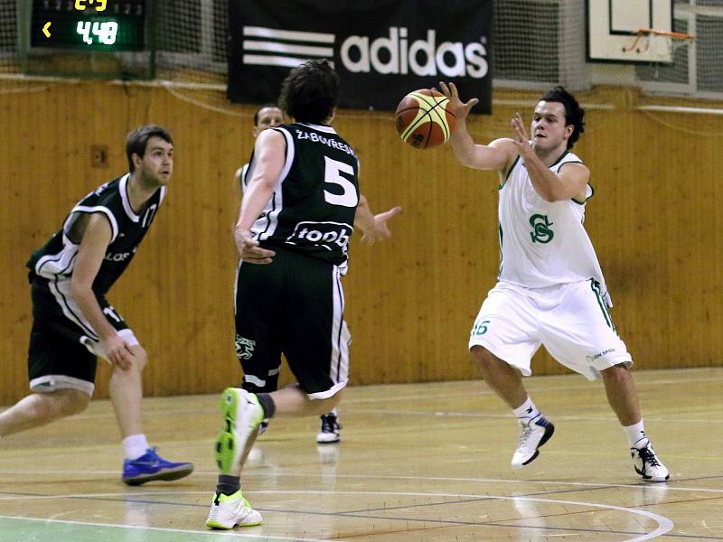 Basketbalisté Karviné (v bílém) zvládli víkend proti těžkým soupeřům z Brna.