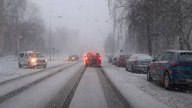 Karviná, pátek 21. 1. 2022 odpoledne. Silnice pokryl sníh a byly sjízdné se zvýšenou opatrností.