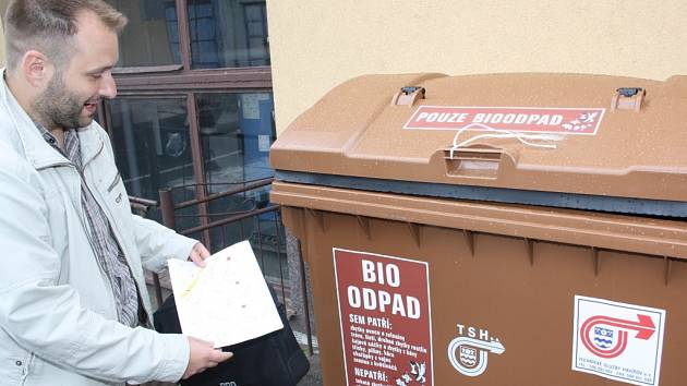 Vedoucí odboru komunálních služeb havířovského magistrátu Jiří Revenda u kontejneru na bioodpad. 