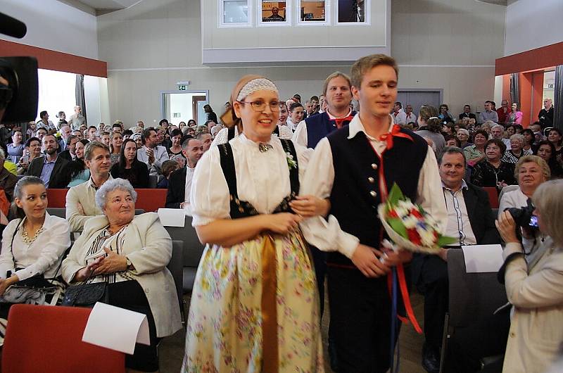 V sobotu se v Domě PZKO ve Stonavě konal jubilejní koncert folklorního soubor Děcka ze Stonavy. Program organizátoři připravili jako slezskou svatbu a do představení tak zapojilo celkem 60 lidí.  