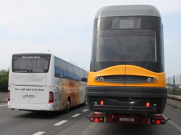 Polský kamion vezoucí tramvaj nedaleko přejezdu do Polské republiky v obci Chotěbuz.