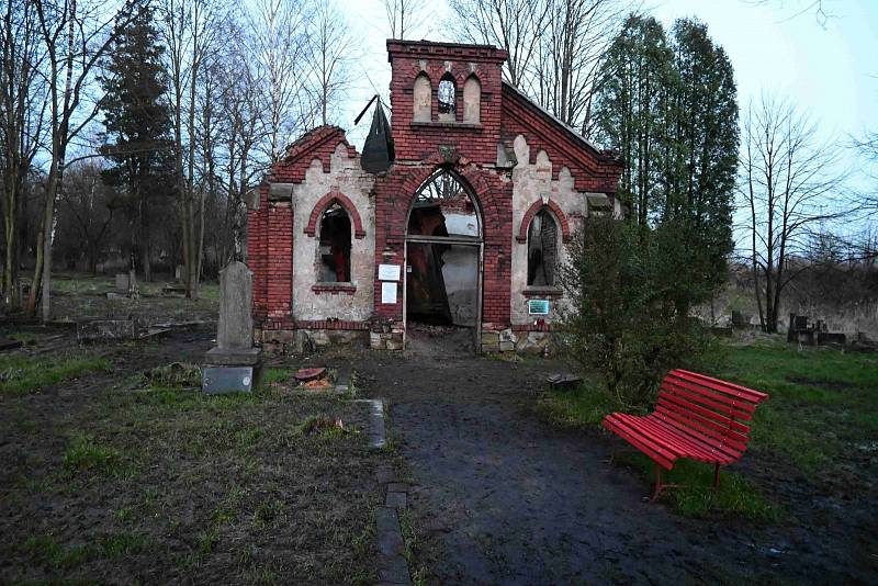 Fotoprocházka evangelickým hřbitovem v Karviné-Dolech.